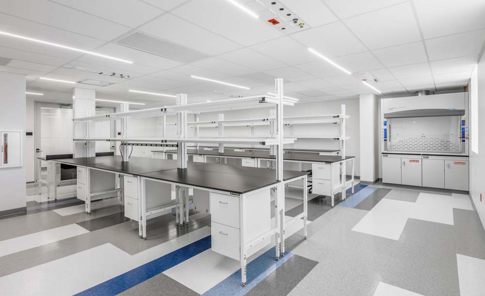 Formaspace wet lab workstations in a life science space